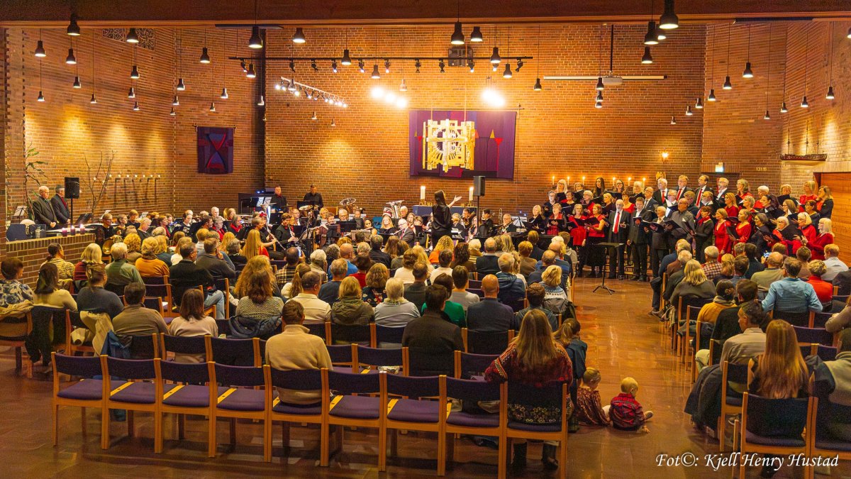 Asker Musikkorps i Østenstad kirke sammen med Bærumkoret